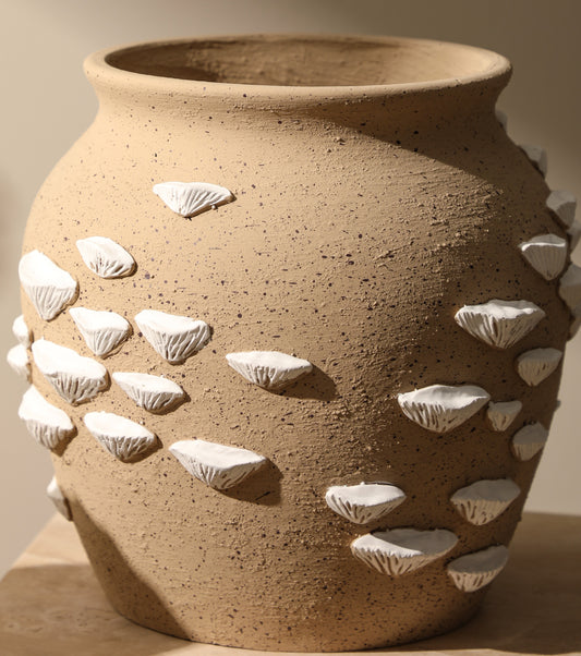 Beachy elegance, sculpted to perfection I Pot (Large)