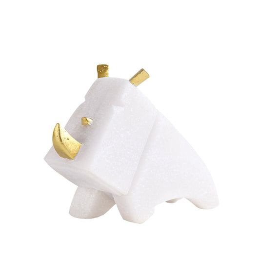 Strength in stone, elegance in gold I Styling piece