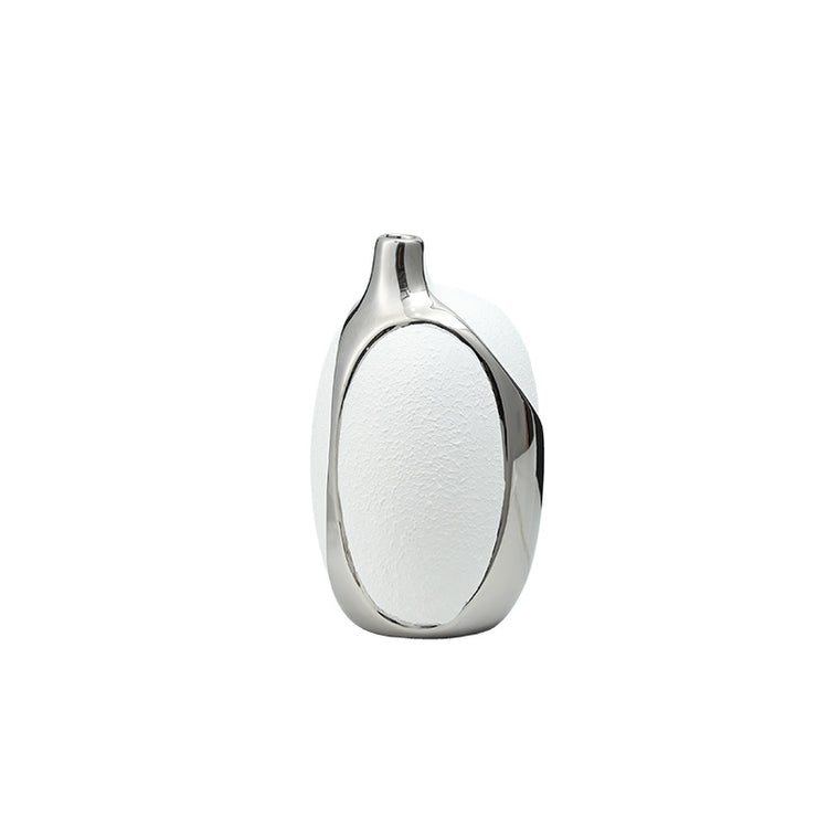 A timless oval for a modern touch