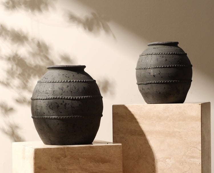Dark elegance with a delicate touch I Pot (Large)