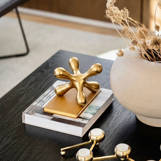 Six sides of brilliance, one stunning design I Ornament