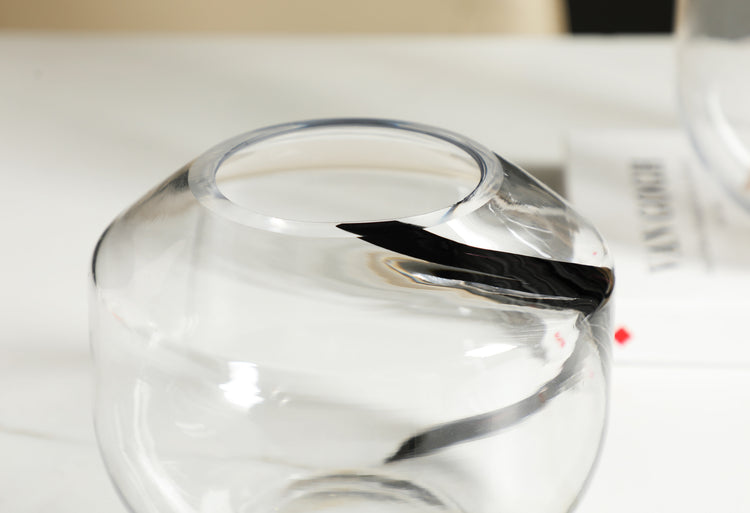 One line, endless elegance I Vase (Small)