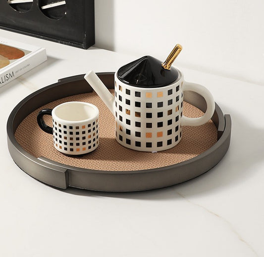 Round, refined and ready to serve I Tray
